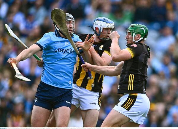 Kilkenny goalkeeper Eoin Murphy, supported by team-mate Huw Lawlor, in action against Ro<em></em>nan Hayes of Dublin during the Leinster GAA Hurling Senior Champio<em></em>nship final match between Dublin and Kilkenny at Croke Park in Dublin. Photo by Piaras Ó Mídheach/Sportsfile