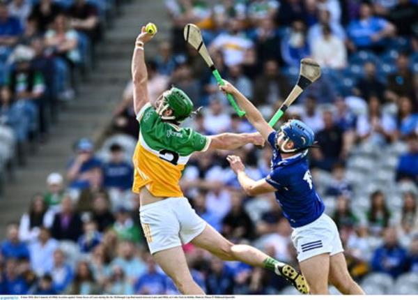 Ben Co<em></em>nneely of Offaly in action against Tomás Keyes of Laois during the Joe McDo<em></em>nagh Cup final match between Laois and Offaly at Croke Park in Dublin. Photo by Piaras Ó Mídheach/Sportsfile